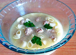 Foto principal de Consomé con pelotillas de carne mixta y caracoles pasta