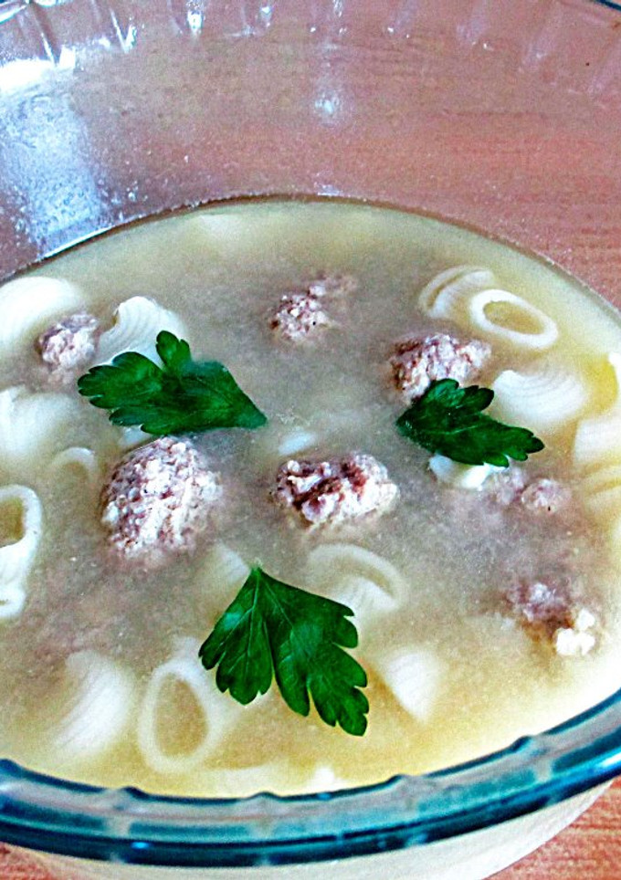 Una foto de Consomé con pelotillas de carne mixta y caracoles pasta