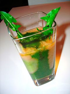 Una foto de Licuado de diente de león, apio y pera