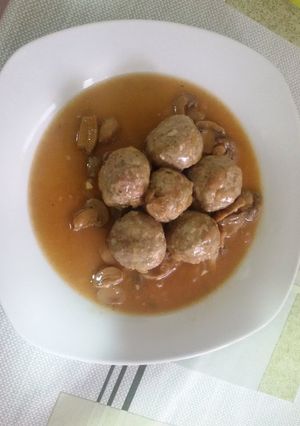 Foto principal de Albóndigas con champiñones en salsa con thermomix