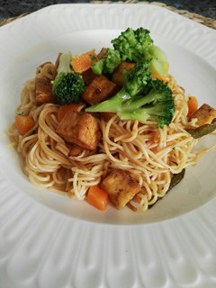 Una foto de Tofu frito con verduras y fideos chinos