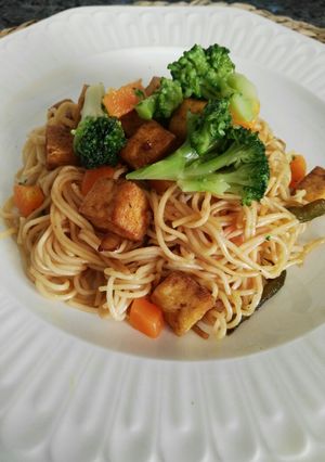 Una foto de Tofu frito con verduras y fideos chinos