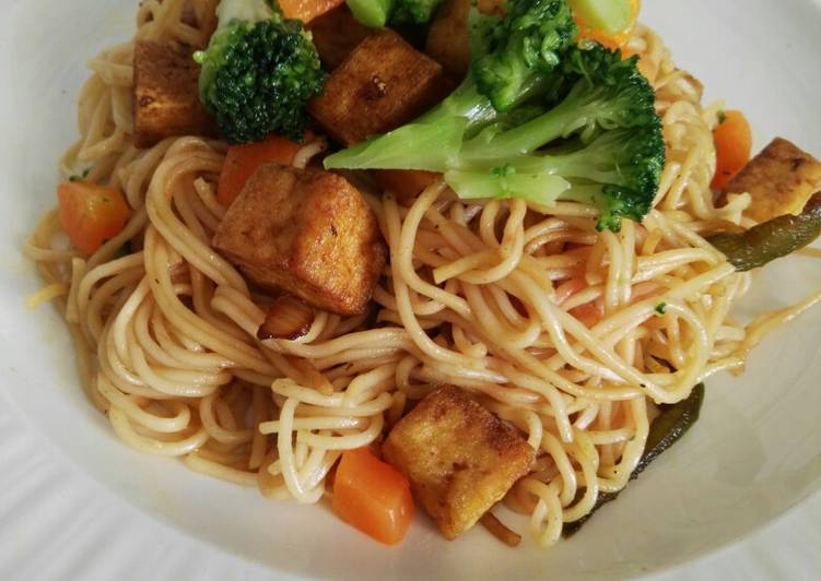 Tofu frito con verduras y fideos chinos