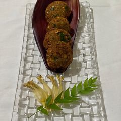 A picture of Valaipoo vadai.