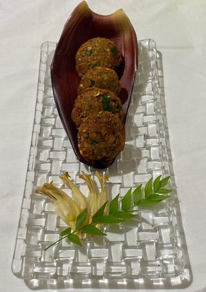 A picture of Valaipoo vadai.