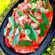 Ensalada mediterránea de tomates, atún rojo y hojas de habas