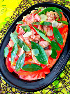 Una foto de Ensalada mediterránea de tomates, atún rojo y hojas de habas