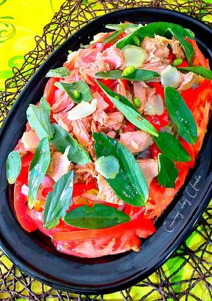 Una foto de Ensalada mediterránea de tomates, atún rojo y hojas de habas