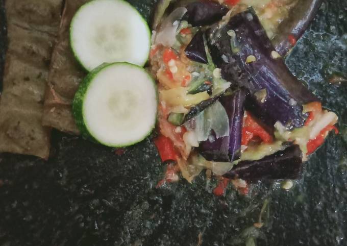 Ini dia! Resep membuat Sambel penyet terong ungu dijamin nagih banget