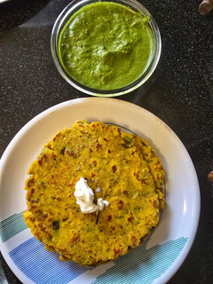 A picture of Bathua spring onion paneer jowar parantha.