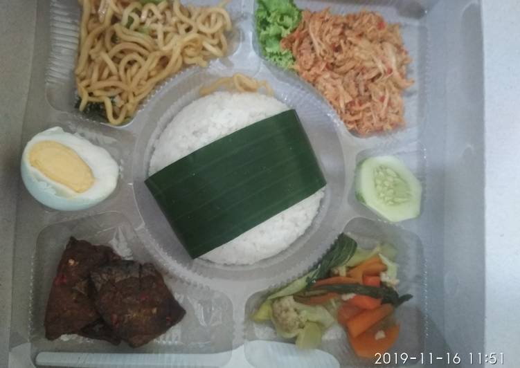 Cara Menyiapkan Nasi kotak ayam suwir Super Enak