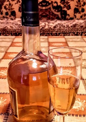 O poză a rețetei Coniac Amaretto de casă.