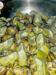 Una foto de Chirla al ajillo con alcachofa