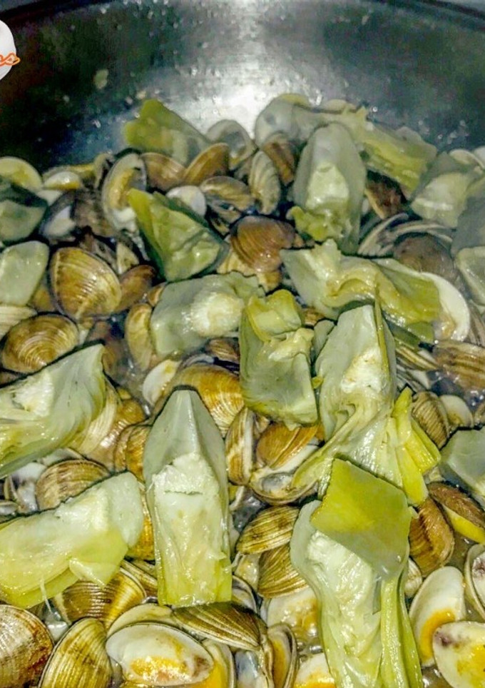 Una foto de Chirla al ajillo con alcachofa