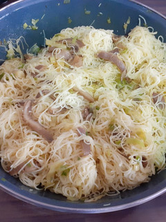 Una foto de Fideos de arroz con setas