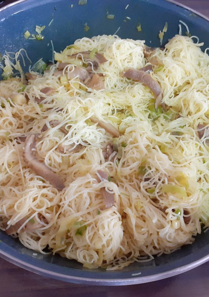 Una foto de Fideos de arroz con setas