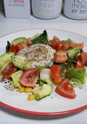 O poză a rețetei Ou poșat pe pat de salată asortată.