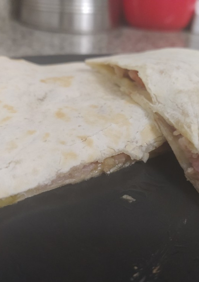 Una foto de Quesadilla de bacon y queso 🌮