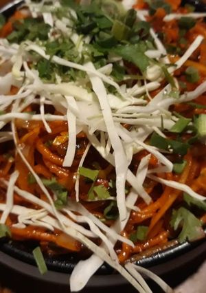 A picture of Chinese noodles.
