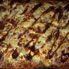 A picture of BBQ pizza.