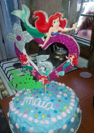 Una foto de Decorando el bizcochuelo para el cumple
