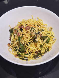 Una foto de Pasta con jamón ibérico y acelgas