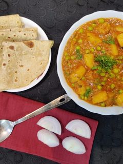मटार बटाटा उसळ भाजी (matar batata usal bhaji recipe in marathi) रेसिपी चे मुख्य फोटो