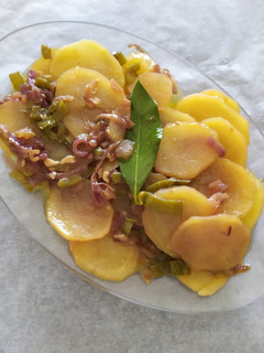 Una foto de Patatas panaderas con pimientos verdes