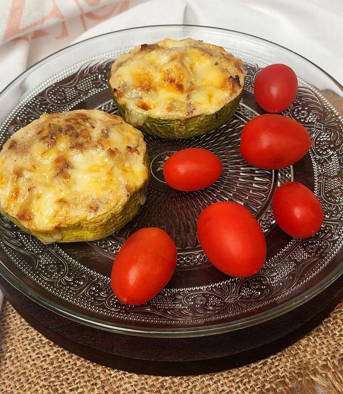 Una foto de ✨Zapallitos rellenos con pollo, ricota y nuez ✨