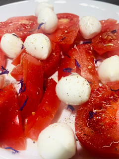 Una foto de Ensalada de tomate con bolitas de mozzarella 🍅