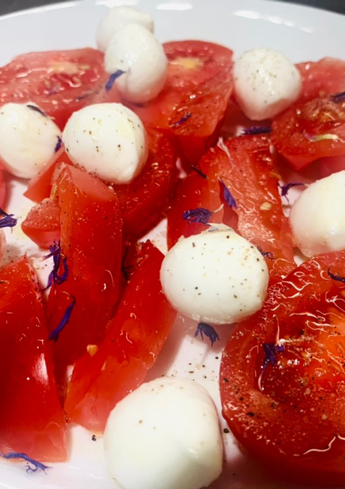 Una foto de Ensalada de tomate con bolitas de mozzarella 🍅