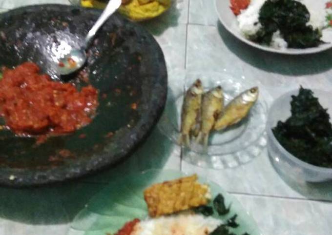 Sambal bawang mentah untuk lalapan