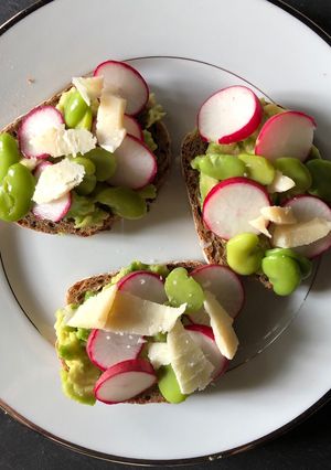 Une photo de Tartine printanière à l’avocat