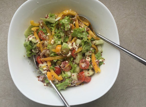 Una foto de Ensalada griega con quinua roja