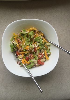 Una foto de Ensalada griega con quinua roja