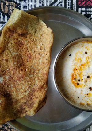 A picture of Dal Chilla with Coconut Chutney.