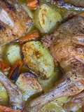 Cuartos traseros con patatas y zanahorias al horno