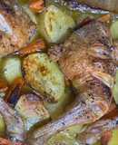 Cuartos traseros con patatas y zanahorias al horno