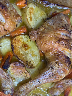 Una foto de Cuartos traseros con patatas y zanahorias al horno