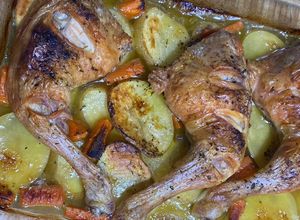 Una foto de Cuartos traseros con patatas y zanahorias al horno