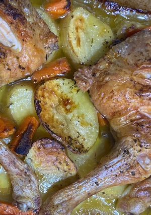 Una foto de Cuartos traseros con patatas y zanahorias al horno