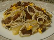 Una foto de gulas con patata y huevo