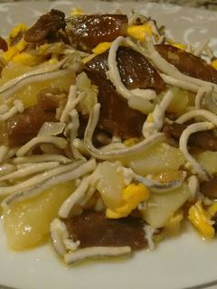 Una foto de Patatas con setas, gulas y huevos rotos
