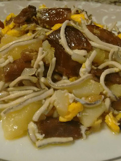 Una foto de Patatas con setas, gulas y huevos rotos