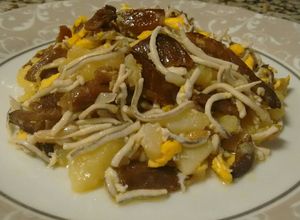 Foto principal de Patatas con setas, gulas y huevos rotos
