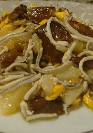 Una foto de Patatas con setas, gulas y huevos rotos