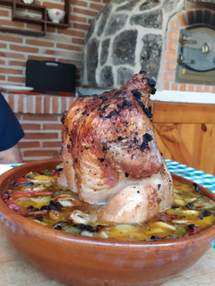 Una foto de Pollo sentado en horno de leña