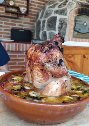 Una foto de Pollo sentado en horno de leña