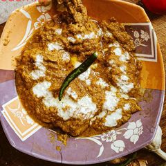 A picture of Gravy chicken with cream.