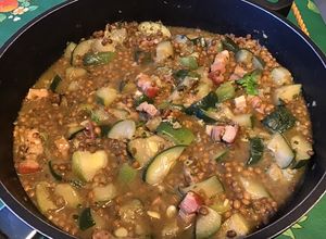Une photo de Lentilles brunes au lard, courgettes, pancetta et épices
